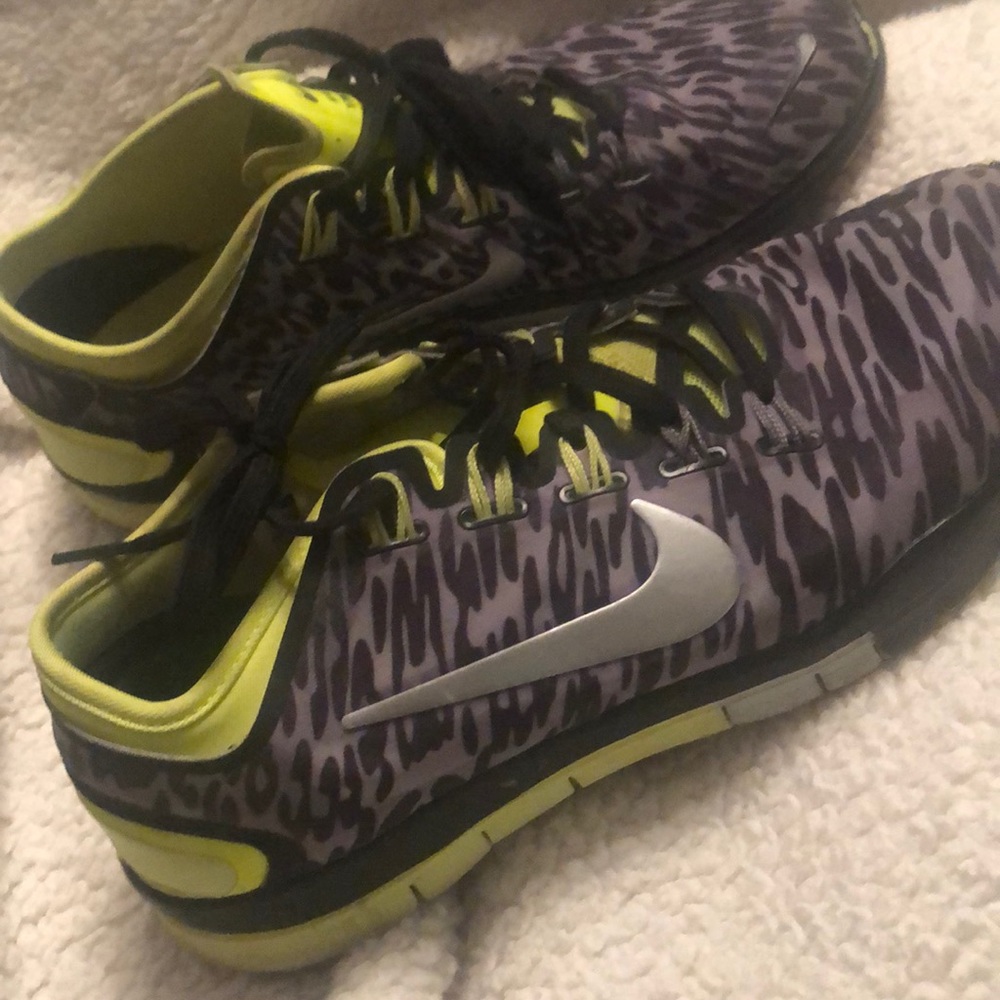 Tennis shoes
